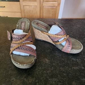 Sketchers, adorable wedge sandals size 8.